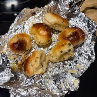 GARLIC KNOTS